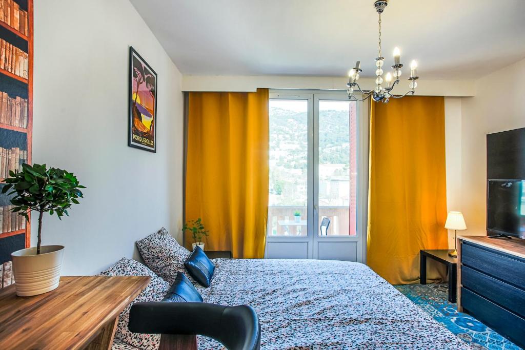 #4 Toulon CENTRE, BALCON, VUE SUR CORNICHE, LUMINEUX, AU CALME, STATIONNEMENT FACILE & GRATUIT
