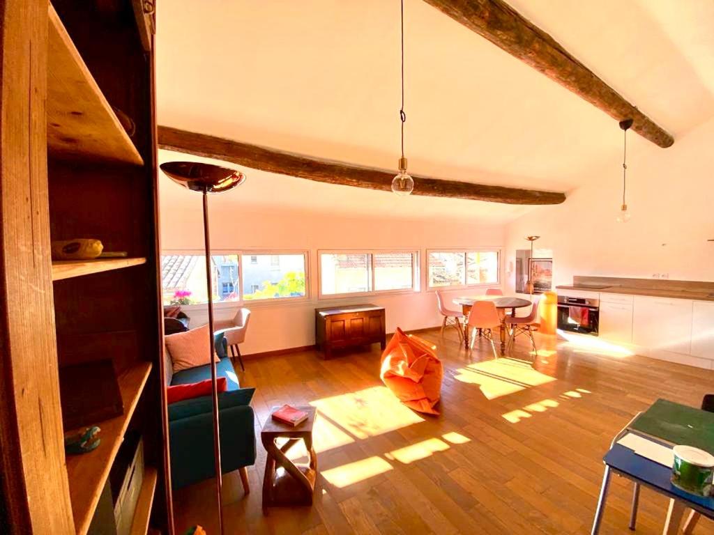 A spacious, sunny & calm loft in Avignon’s heart