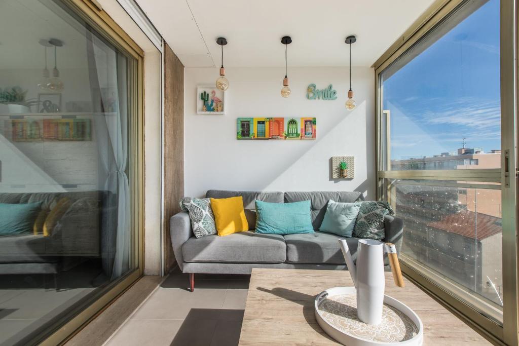 Admire Panoramic Ocean Views Through Walls of Windows