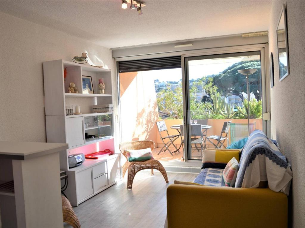 Studio Cabine avec Terrasse et Parking - Proche Centre et Plages à Cavalaire-sur-Mer - FR-1-226B-31