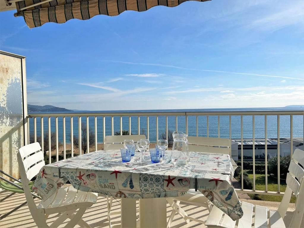 Studio au Lavandou avec parking, accès direct plage - FR-1-251-252
