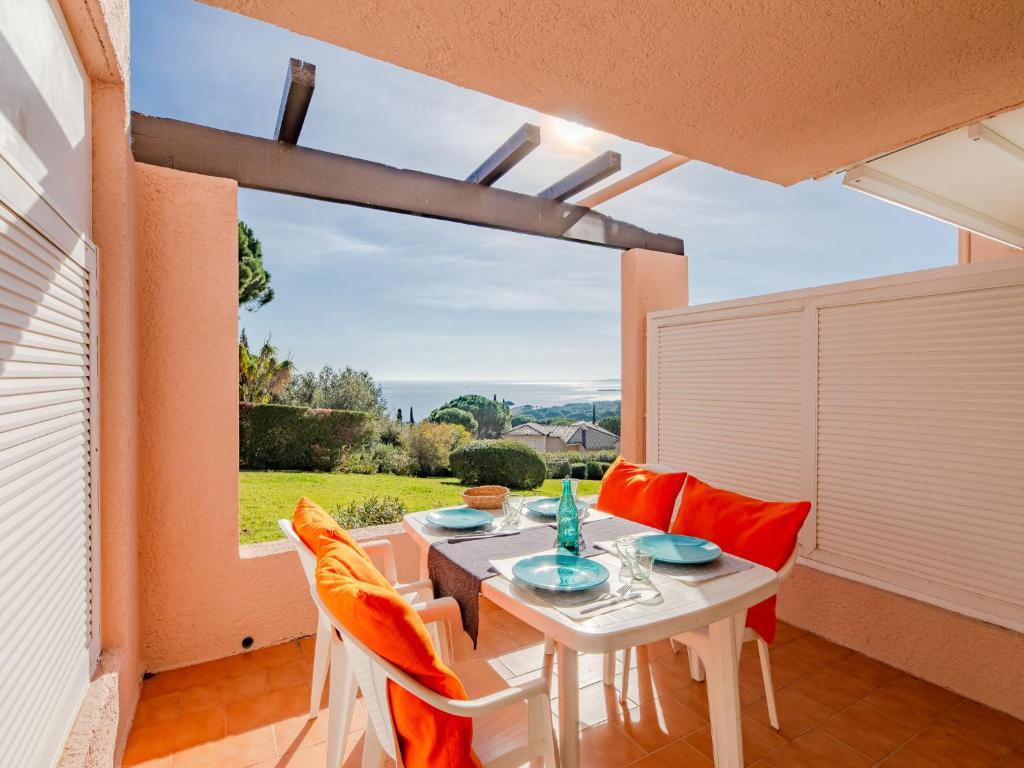 Apartment Les Coteaux de la Nartelle-3 by Interhome