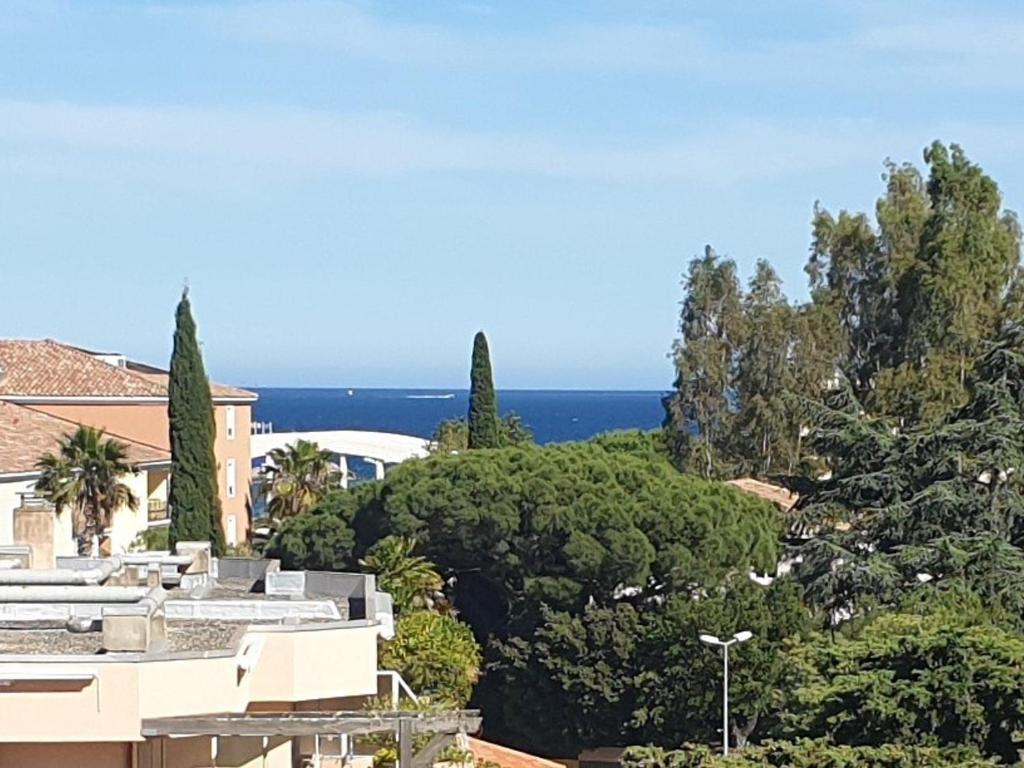Studio avec Piscine, Parking et Terrasse à Sainte-Maxime - FR-1-226-420