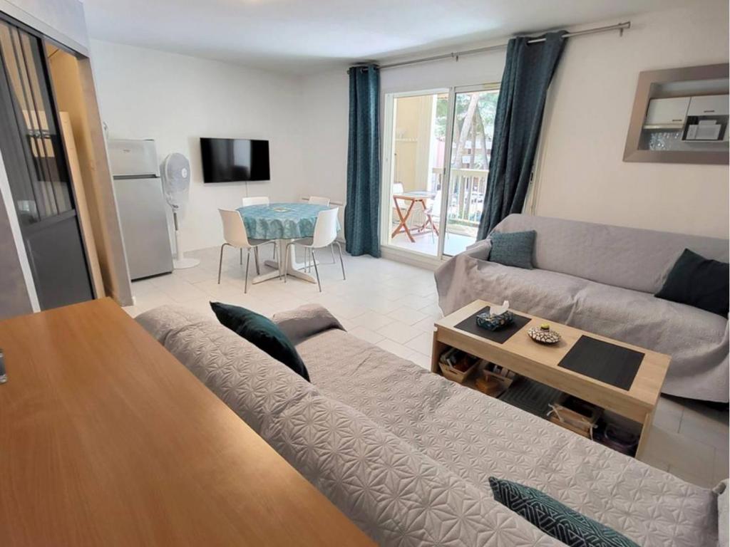 T2 climatisé avec coin nuit, parking, piscine et tennis - 200m plages et commerces - FR-1-316-154