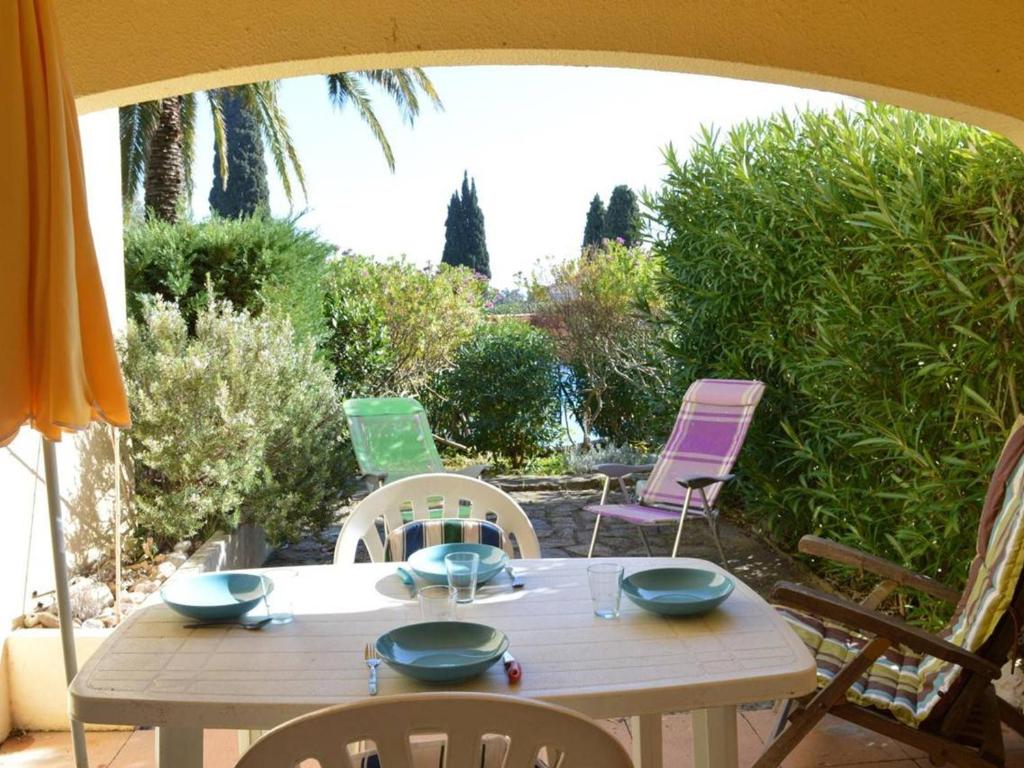 Studio en Rez-de-Jardin avec Piscine, Terrasse et Parking Privé - 4 Couchages, Plage du Lavandou - FR-1-251-269