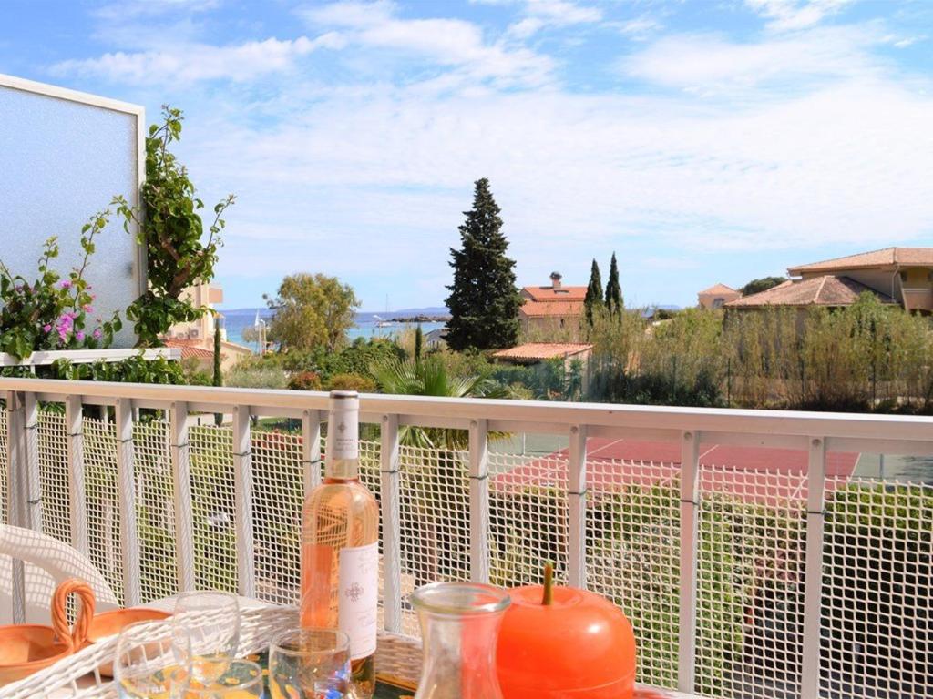 Appartement 2 pièces avec mezzanine et parking, proche plage - Le Lavandou - FR-1-251-205