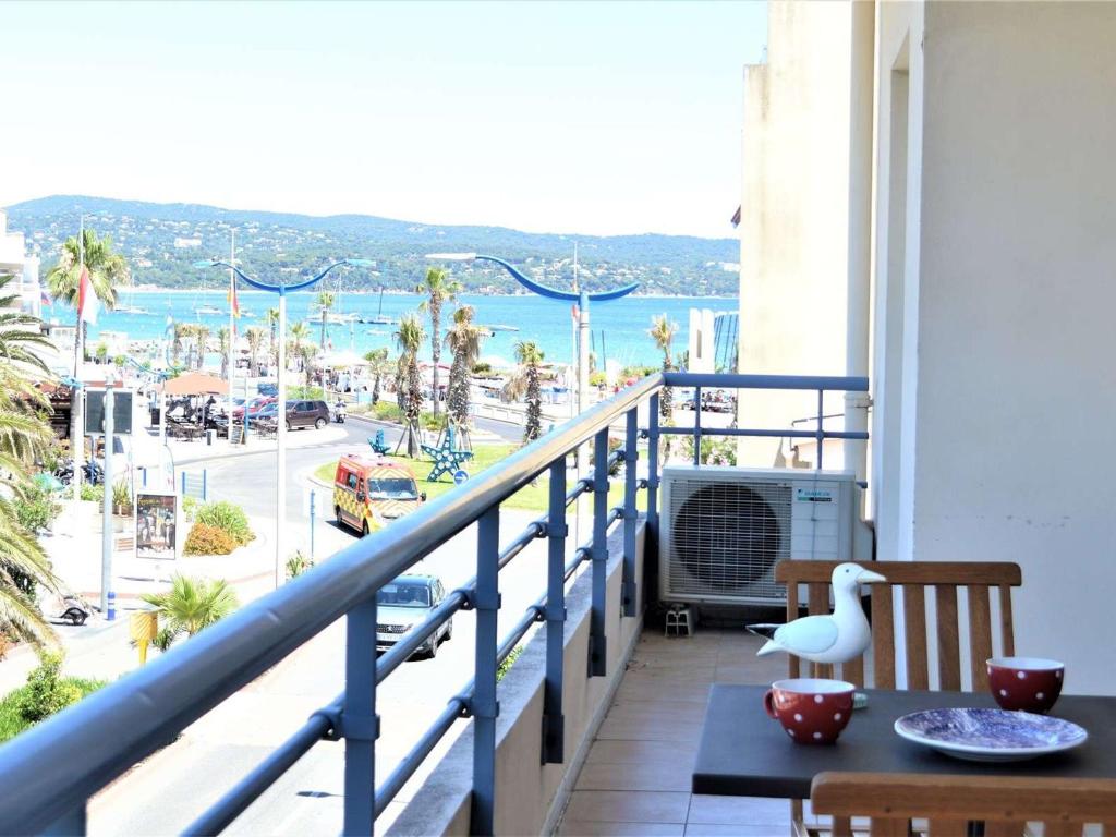 Appartement 3 pièces avec vue mer latérale, proche plage et commodités à Cavalaire-sur-Mer - FR-1-226B-76