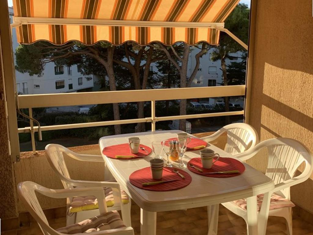 Hyères Port : T2 avec Loggia, WIFI, Parking, Climatisation, 4 Pers., Proche Plaisance - FR-1-335-164