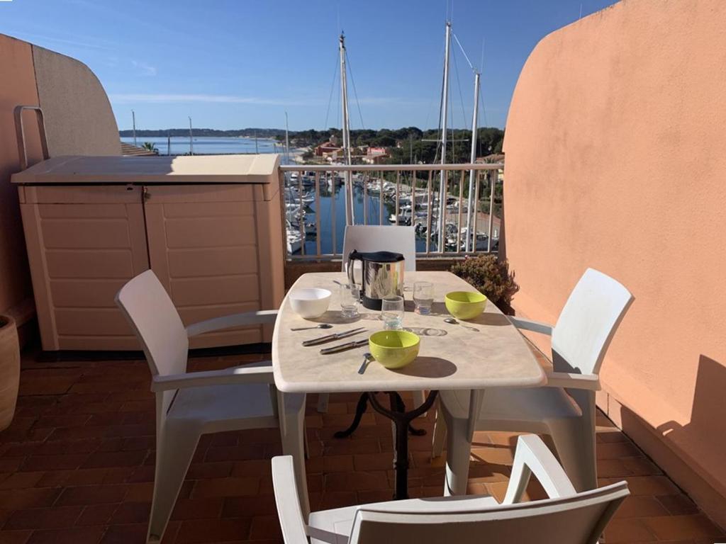 Duplex 4 Pers Climatisé avec Solarium et Vue Mer, Proche Plages et Commerces - FR-1-335-168