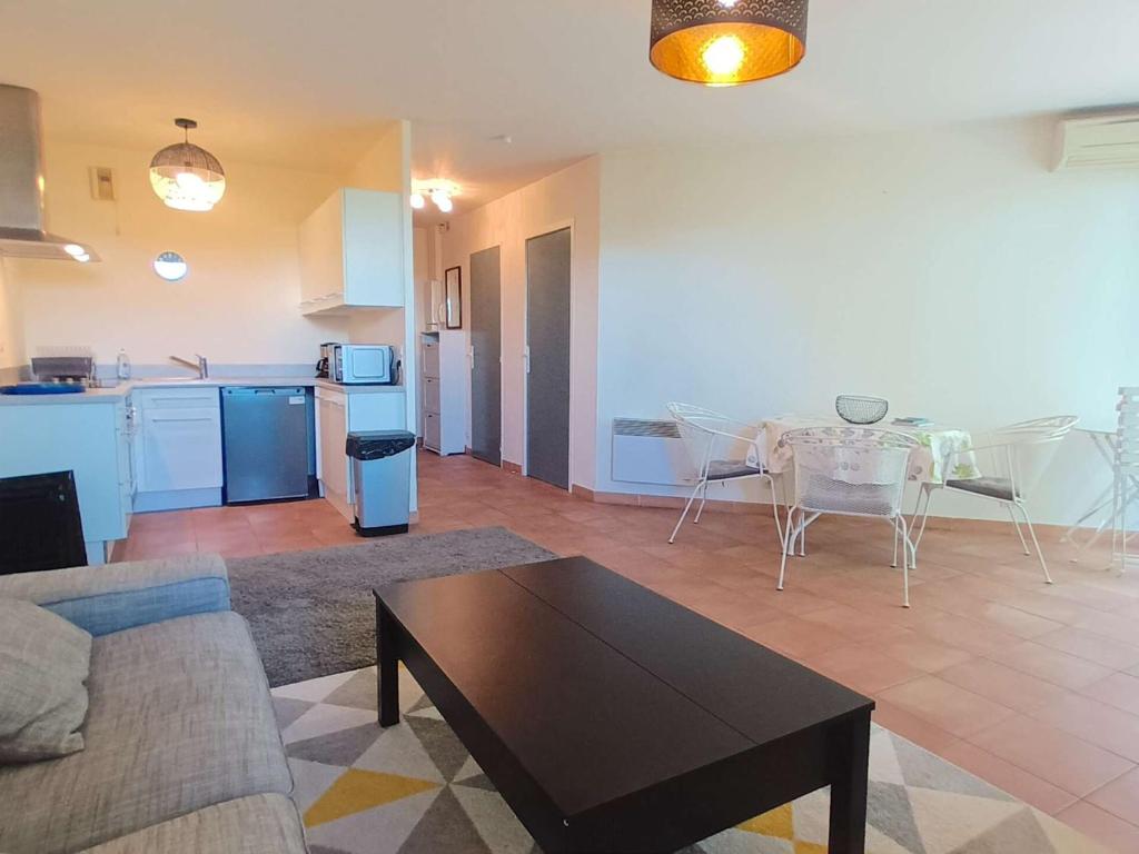 Bel appartement avec terrasse, garage, proche centre-ville, à La Croix Valmer - FR-1-226B-117