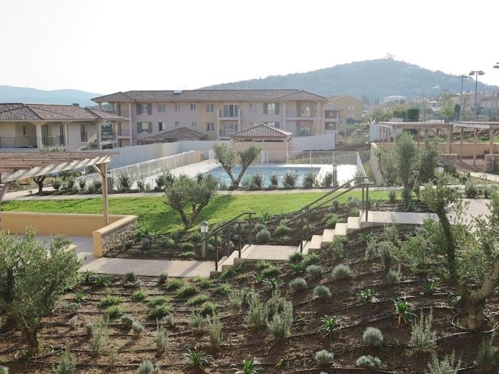 Charmant T3 à La Croix-Valmer : Terrasse, Piscine, Parking et Proximité Village - FR-1-726-15