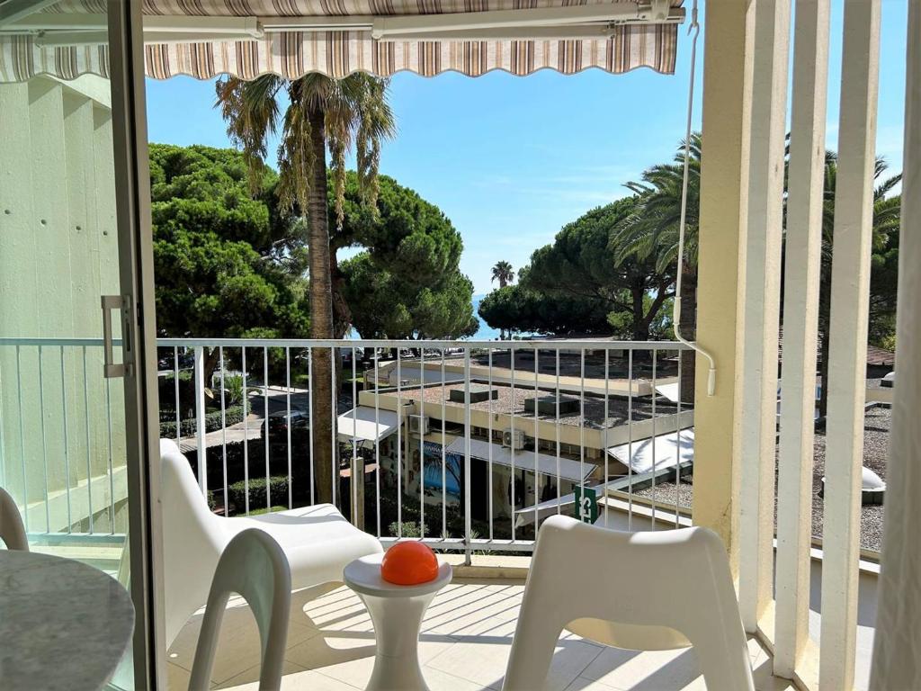 Studio climatisé 2★, 2 balcons, proche plage, Le Lavandou - FR-1-251-475