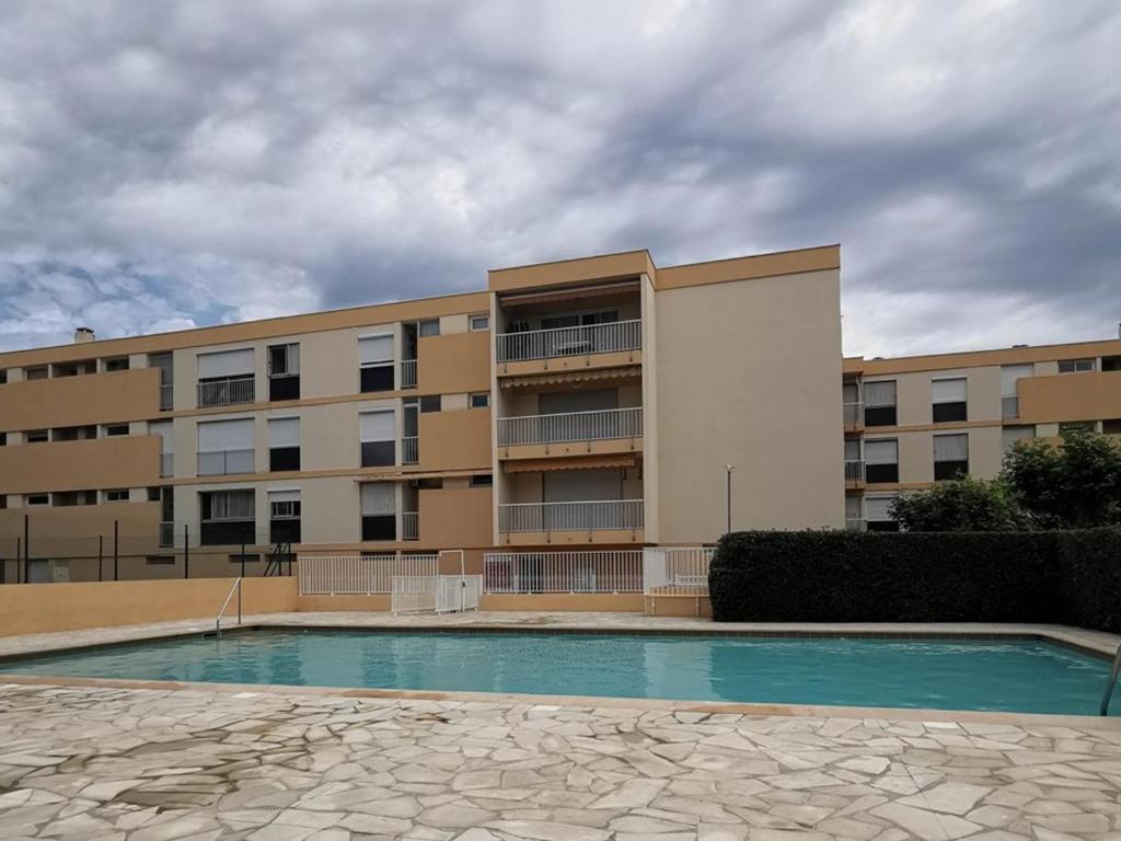 Location T2 avec piscine, proche plage, tennis, et garage fermé - Le Lavandou - FR-1-803-51