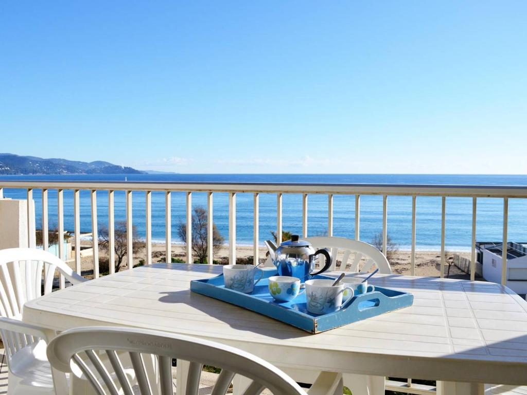 Appartement 3P avec vue mer, accès direct plage, 6 couchages, parking, Le Lavandou - FR-1-251-374