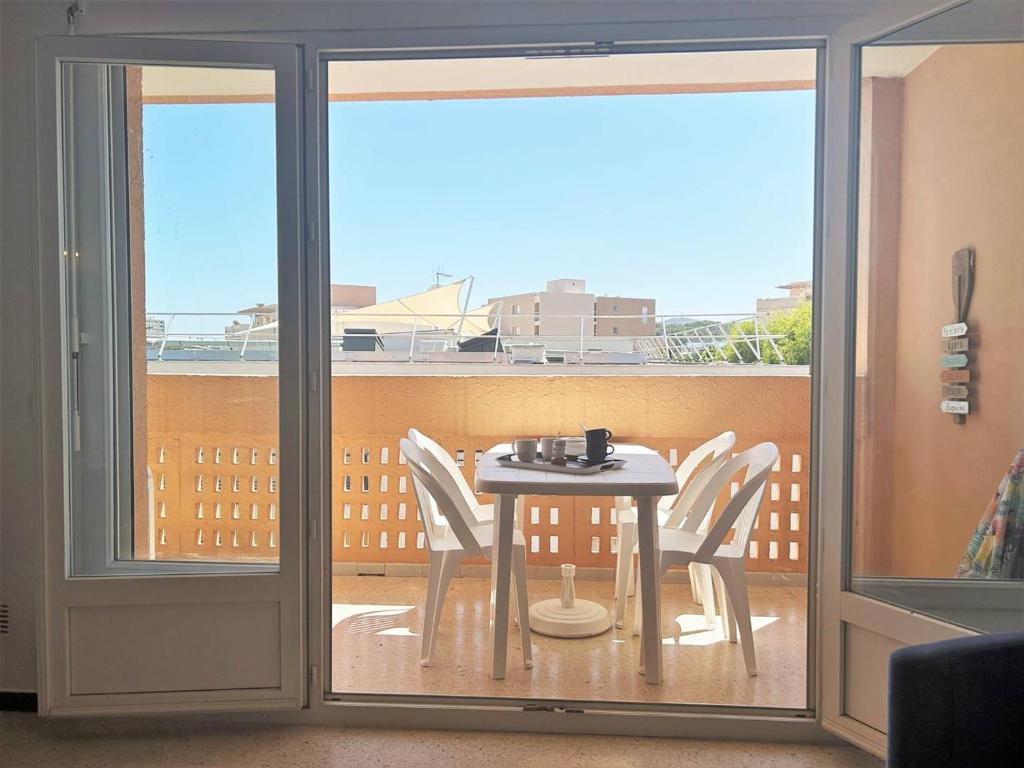 Appartement rénové 3 pièces, terrasse, parking et climatisation, proche centre et plage au Lavandou - FR-1-251-513