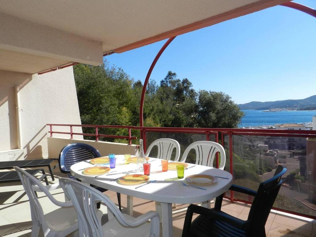 Appartement T3 avec piscine, parking et terrasse proche plage au Lavandou - FR-1-251-761