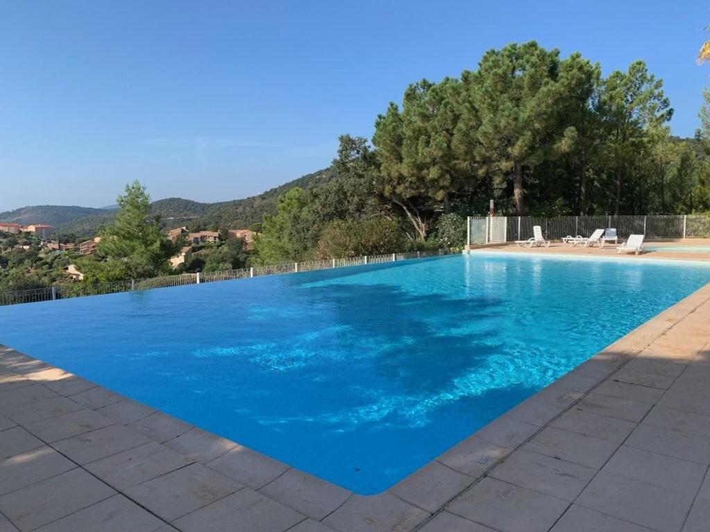 T2 super équipé avec terrasse, piscine et climatisation - FR-1-768-46