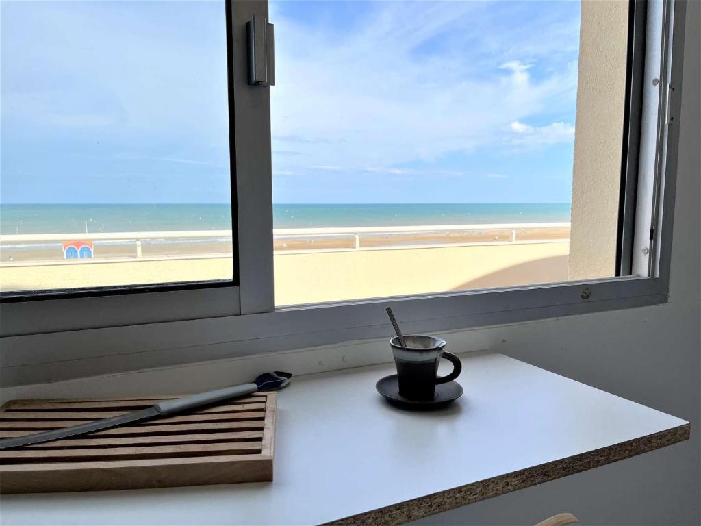 Appartement 2 pièces avec terrasse et vue mer à 50m de la plage - FR-1-229C-84