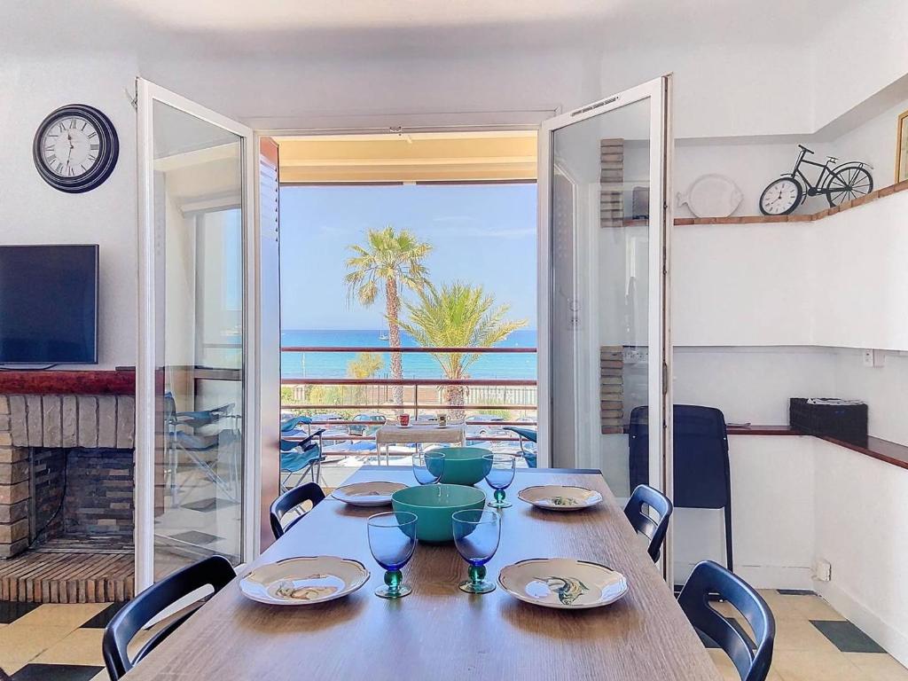 Appartement en bord de plage avec terrasse, parking privé, wifi et équipements modernes - FR-1-770-15