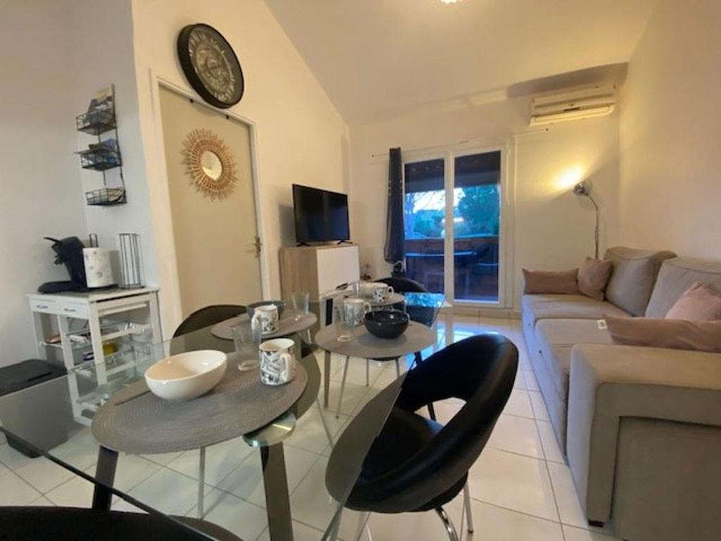 Appartement T2 avec piscine à Sainte-Maxime, calme, proche commerces et loisirs. - FR-1-226-537