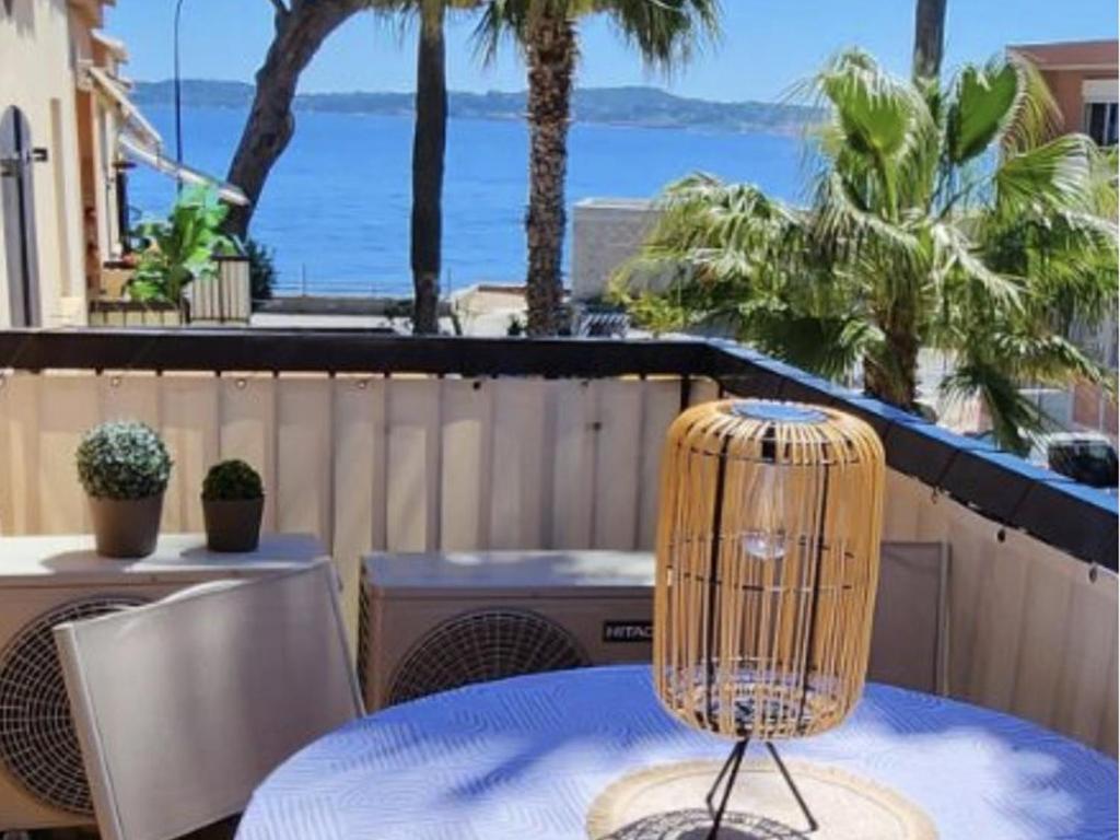 Studio mezzanine climatisé avec parking privé, centre-ville Sainte Maxime - FR-1-226-541
