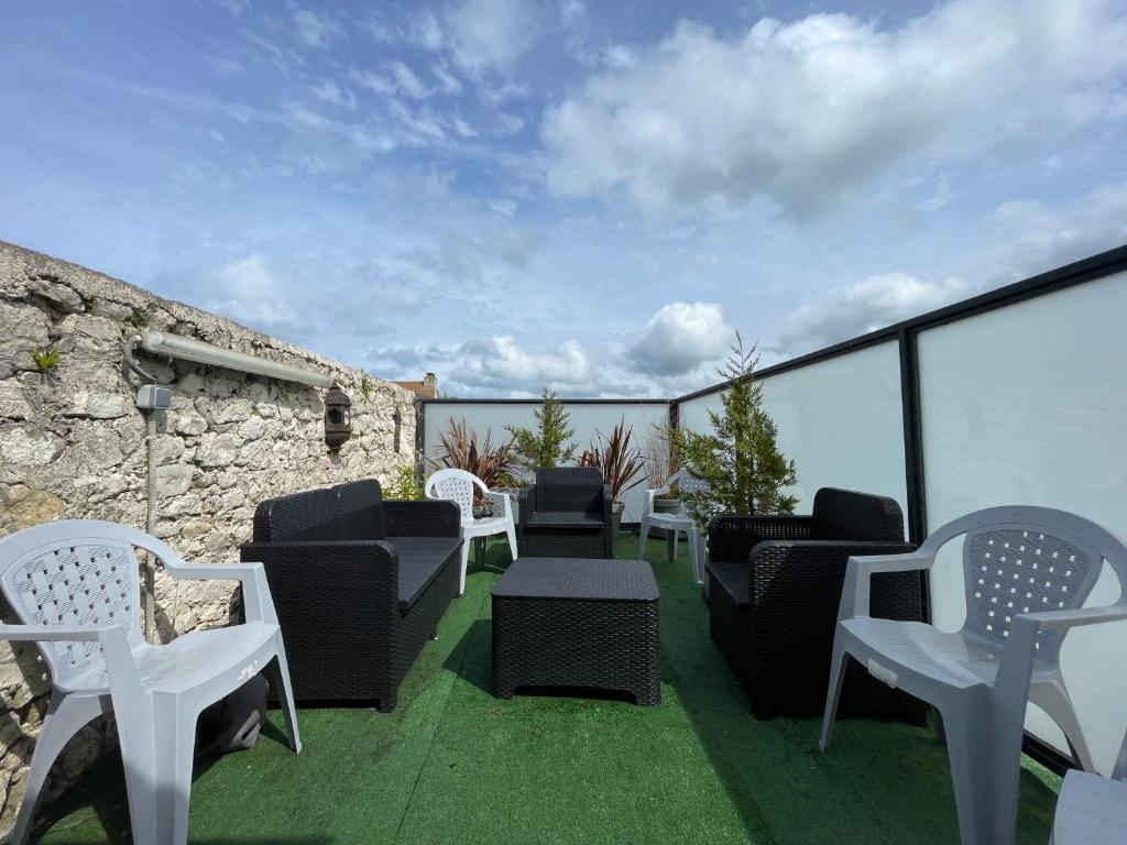 Les mouettes Apt duplex spacieux 4 chambres belle terrasse aménagée près Omaha Beach et Bayeux 800 m plage et 300 m superette
