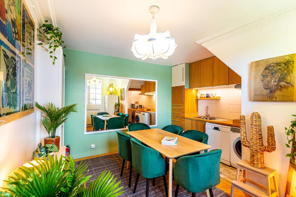 Art & Curiosity Cabinet Style Appartement with Paris view, Villa des Ammonites
