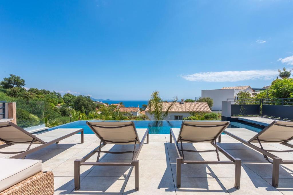 Villa Belenos Piscine vue mer