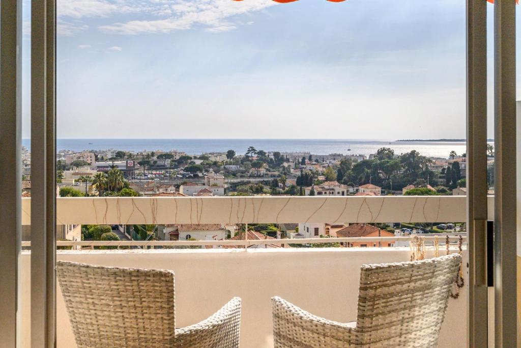 Bright Apt With Balcony And Sea View