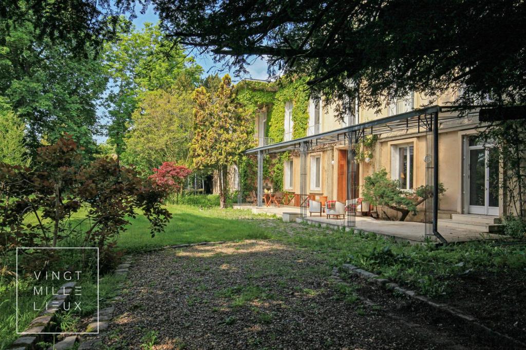Château Villa Spa Perret-Havre de Paix Art Déco dans Le Vexin-3Ha à 3Km de Giverny-Soyez nos seuls Hôtes-Séjour Familial ou entre Amis-Piscine en Été-Aire de Jeux-PingPong-Billard-Options Bar-Dîner-Jacuzzi-Sauna-Fitness-Hamman-Promo 2Nuits 1H Spa Offerte!