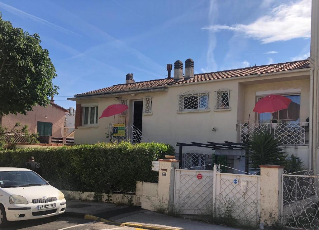 Rez de chaussée de villa avec jardin Belle exposition Est Sud Ouest en Centre ville de SANARY où tout peut se faire à pied
