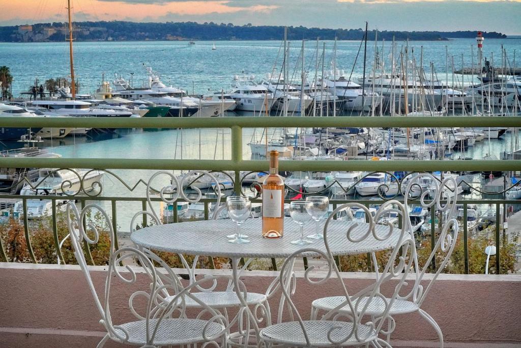 SUPERBE DUPLEX IDEALEMENT SITUE PROCHE PLAGES AVEC GRANDE TERRASSE VUE PORT !l A1B59
