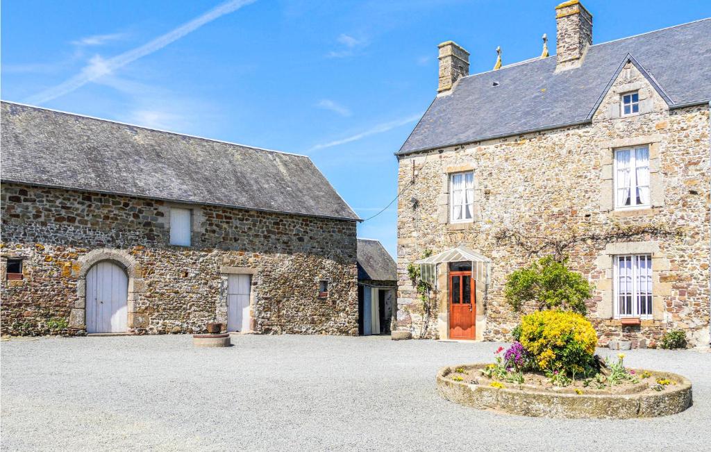 Stunning Home In Gouville-Sur-Mer With Kitchen