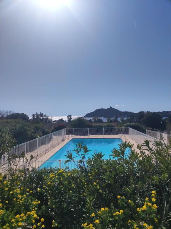 Joli appartement avec jardin dans résidence avec piscines