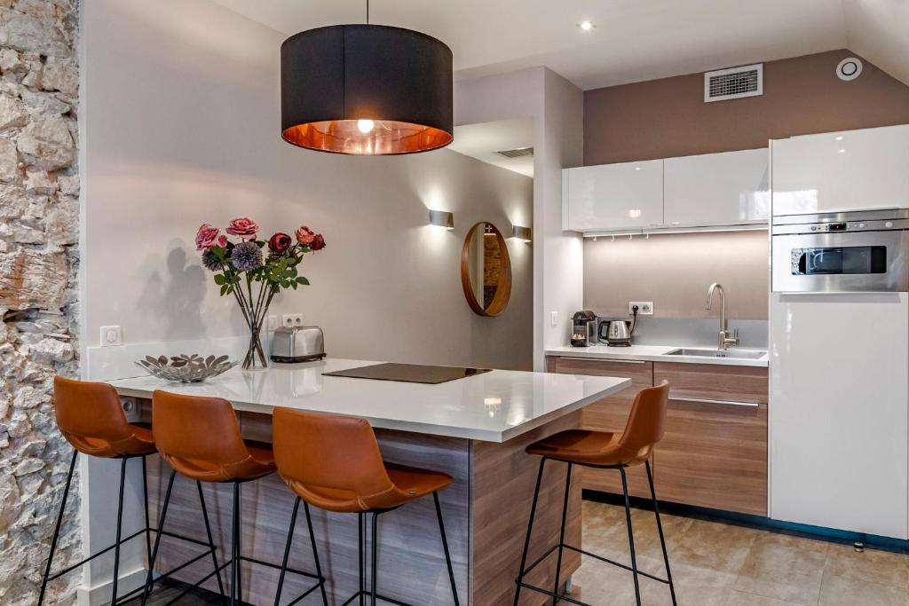 Luxury Family 2BR - Prime Location, Walk to Beach & Shopping, Sunny Balcony - Totolulu Cannes Hoche