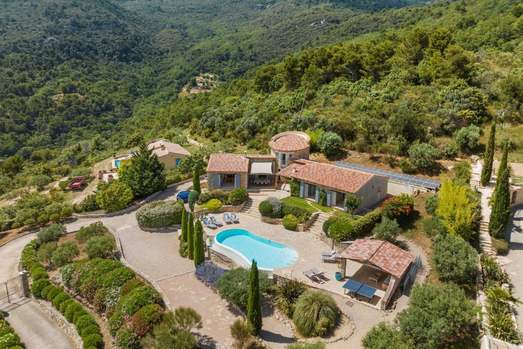 Villa La Genestière - Familienoase und Golfertraum mit Infinity-Pool und 180-Grad-Panoramablick bis zum Meer