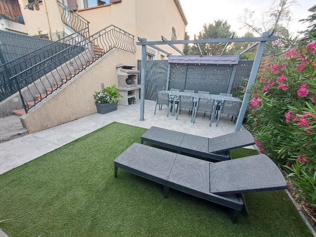 La Villa Castel - Haut de villa - parkings- 3 chambres - 8 couchages - jardin - barbecue