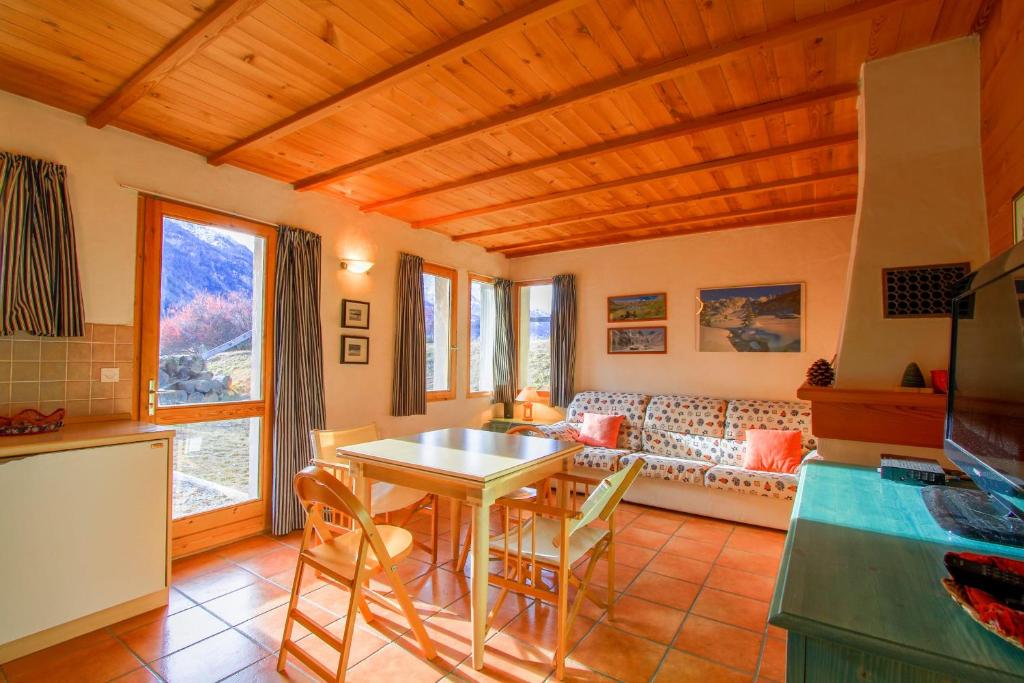 Le Miou hameau des Chazals Nevache Hautes Alpes
