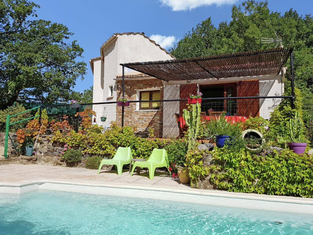 Stylish holiday home near St Br s