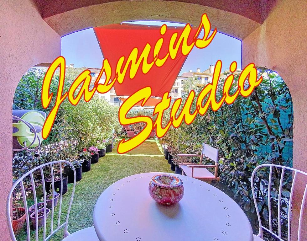 Cosy, jardin et parking, Jasmins Studio à Vallauris Golfe-Juan