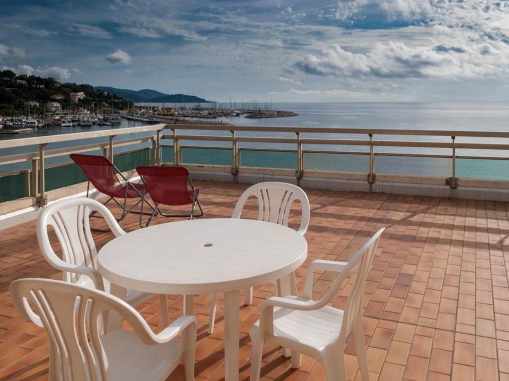 Studio cabine au Lavandou avec terrasse vue mer et parking privé, proche plage et commerces - FR-1-803-41