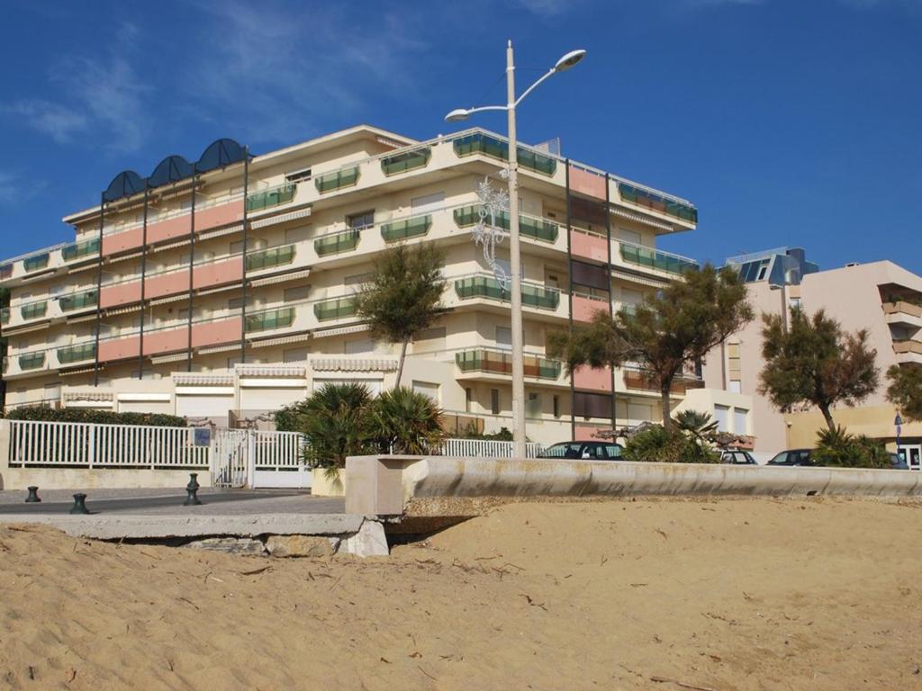 Studio cabine pour 4 au Lavandou, pieds dans l'eau, clim, WiFi, parking - FR-1-803-5