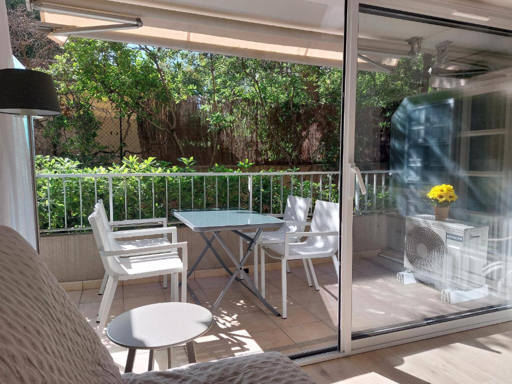 Studio Climatisé Idéal: Plage et Centre-Ville à Pied, WIFI Gratuit - FR-1-466A-51