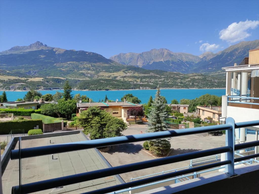 Studio vue sur lac et montagne