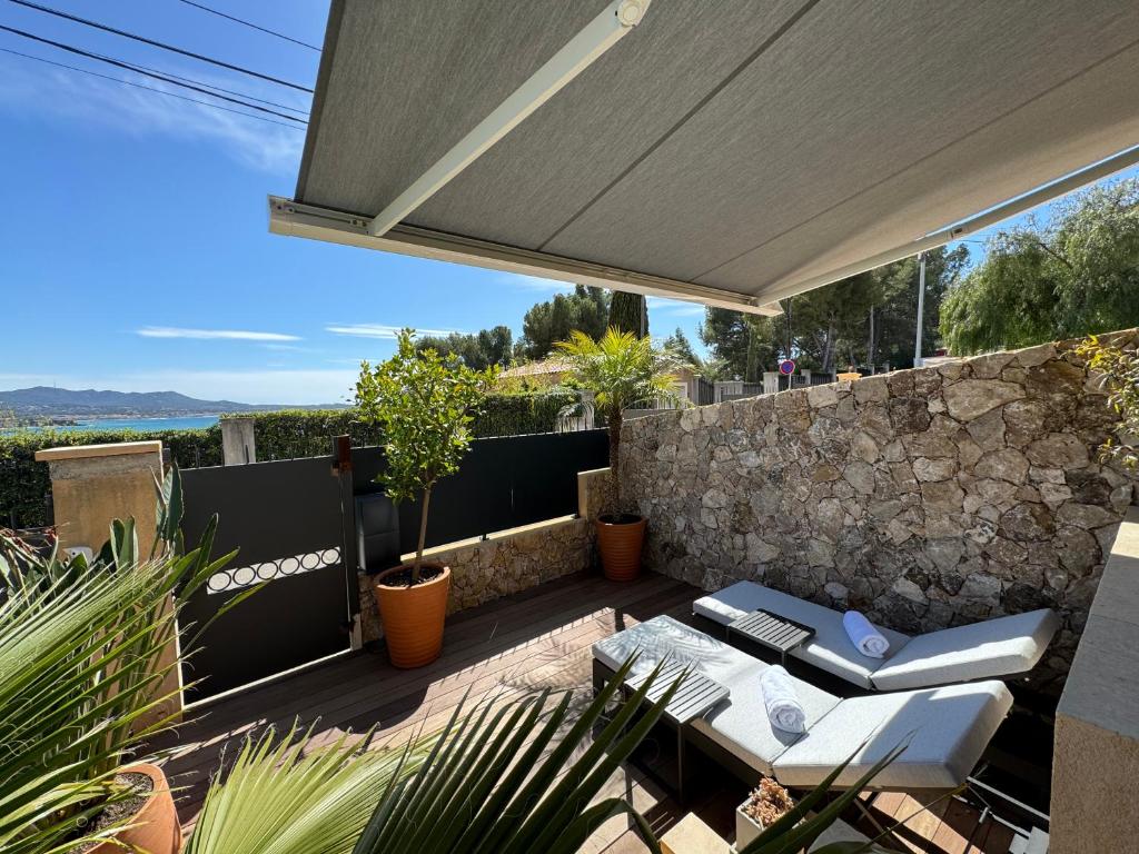 Confortable T2 vue mer avec terrasse aménagée et parking privé, plage et port à pied