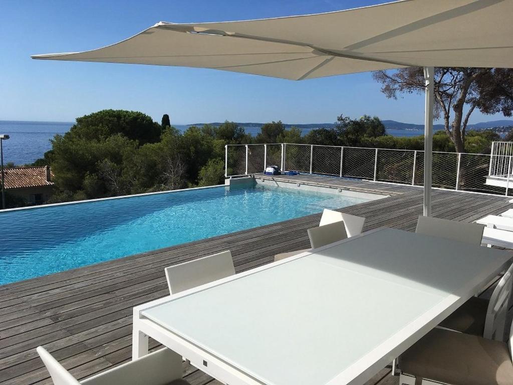 Villa Californienne avec Piscine Privée et Climatisation - FR-1-768-37