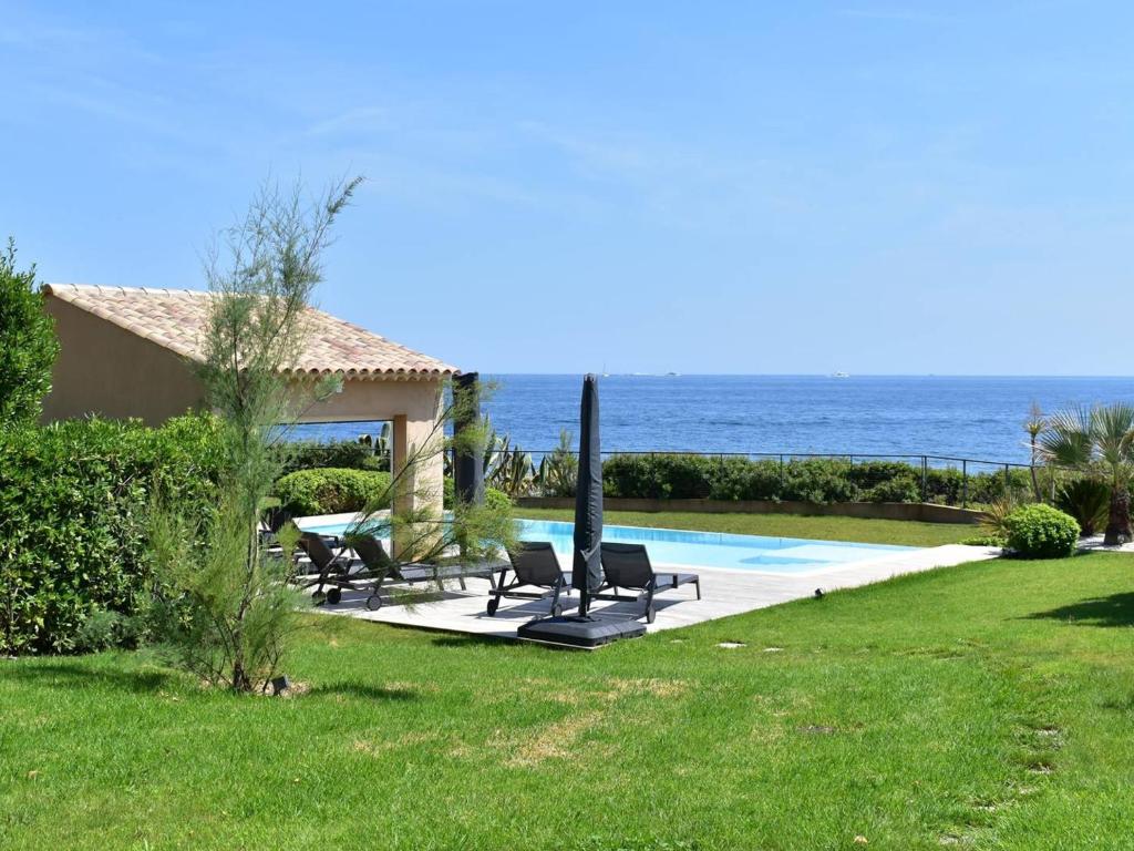 Villa pieds dans l'eau pour 10 personnes avec piscine, clim et Wi-Fi - FR-1-768-27